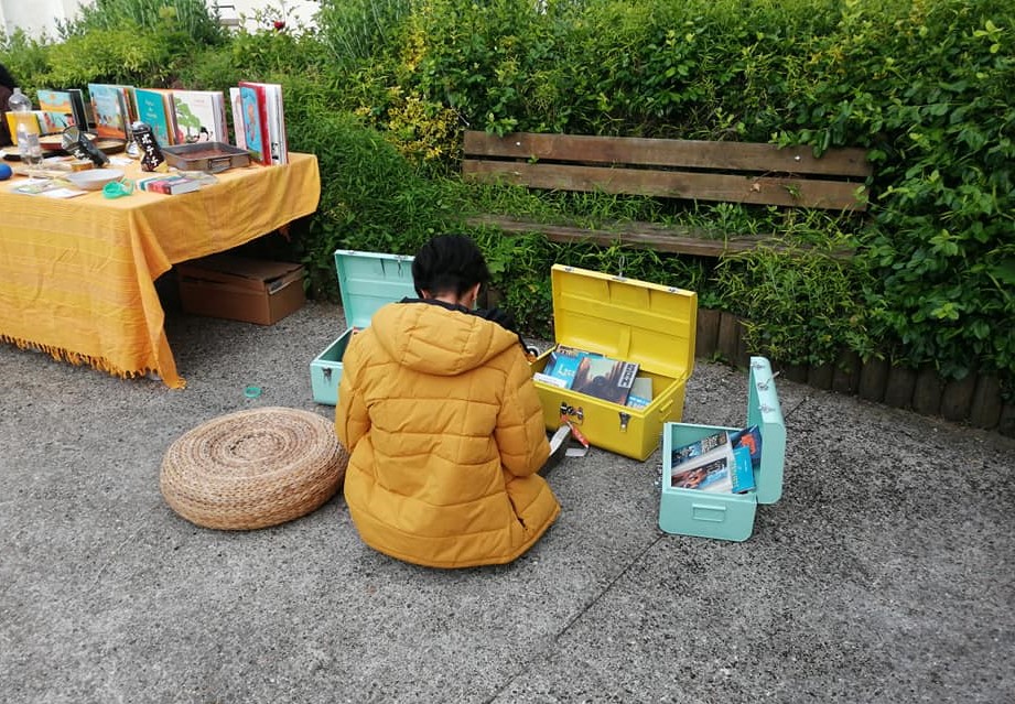 Les malles de livres au Foyer du Phare